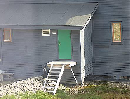 Höher gelegte Eingangstür: Betreten auch im Winter möglich Höher gelegte Eingangstür: Betreten auch im Winter möglich