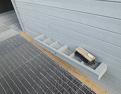 Schuhe vor dem Wechseln bitte säubern! Schuhe vor dem Wechseln bitte säubern!