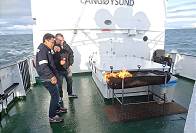 Der Grill wird befeuert 