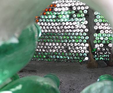 Einblick durch fehlende Wodkaflaschen ...