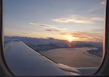 Mittglicher Sonnenuntergang: Anflug auf Troms