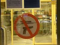 Waffen im Supermarkt auch im Winter nicht erlaubt!