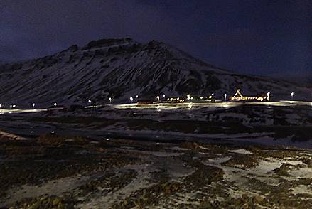 Blick aus Longyearbyen: Kirche vor Bergkulisse ... Blick aus Longyearbyen: Kirche vor Bergkulisse ...