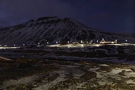 Blick aus Longyearbyen: Kirche vor Bergkulisse ...