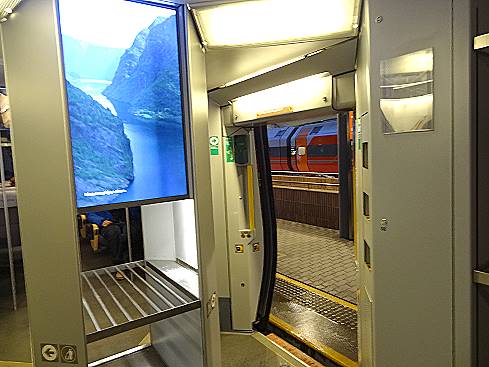 ... und Leere in der Osloer Schnellbahn ... ... und Leere in der Osloer Schnellbahn ...