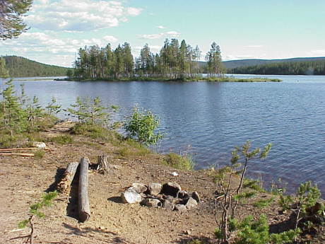 ... direkt an unserem idyllischen wilden Camp ...