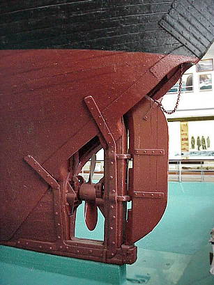 Das Heck der Fram: Schraube einziehbar ...