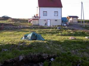 21 Uhr in Camp 71 Nord: Gemtlich frstelnd in der Abendsonne ...