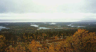 Seenlabyrinth im Rogenreservat, der Rogen ist nur als heller Strich vor den Hgeln zu erkennen ...