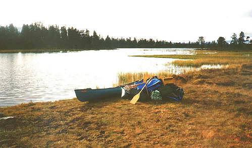 Geschafft: Nach 8 x 800 Metern tragen liegt alles am Ufer des Hn ...