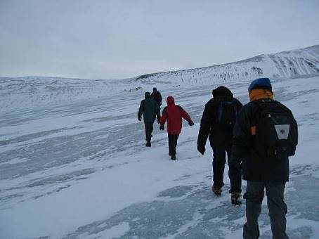 Fußmarsch durch bizarre Eislandschaften ...