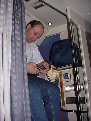 Peter in seiner gerumigen Kajte beim Temperaturmessen ...