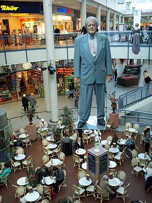 ... hier hngen bedeutende Menschen unter der Decke ...