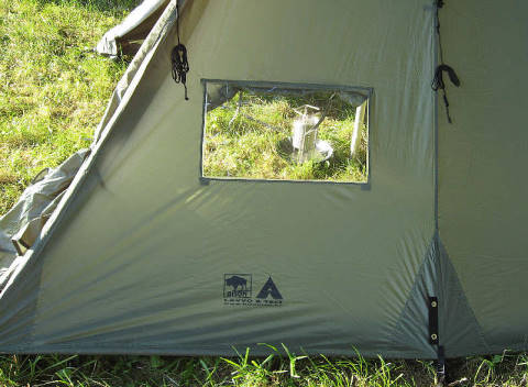 Praktisches Detail: Fenster in der Zeltwand ...