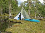 Nach zwei Portagen: Erstes Lager in traumhafter Lage, Zelt steht auf Torfmoos ...
