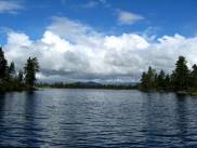 Grere Wasserflchen wechseln mit kleinen Seen ...