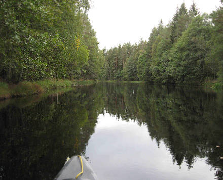 Hinter dem Wehr: Keine Strmung sichtbar, aber es zieht uns trotzdem weiter ...