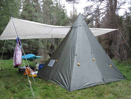 Unsere Lavvu mit Regenvordach ...