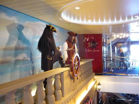 An Bord: Aufwndige Innenausstattung ...