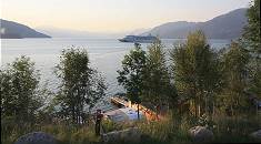 Am Abend: AIDAcara passiert Aenes Camping ...