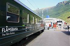 Kreuzfahrtschiff im Hafen mit Heerscharen von Chinesen ...