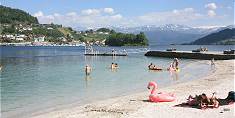 Norheimsund Badestrand: Nicht der Lago Maggiore im Hochsommer, sondern Norwegen Anfang Juni!