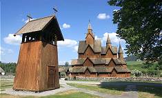 Stabkirche Heddal: Malerische Lage und kleines Museum