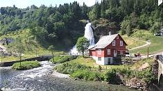Weg vorbei hinter dem tosenden Steinsdalsfossen ... 