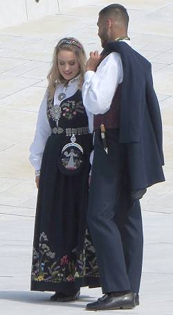 Vor der Oper: Fotoshooting fr ein Folkloremagazin