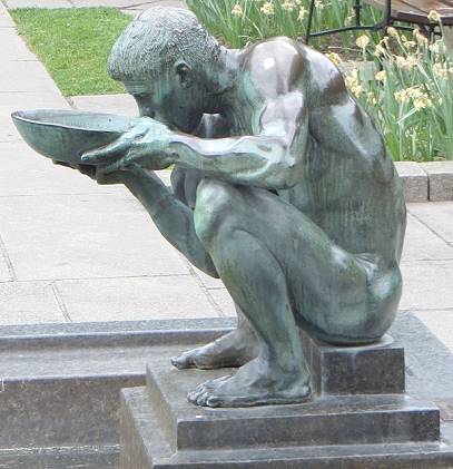 Skulptur vor dem Rathaus: Viel Kunst im ffentlichen Raum