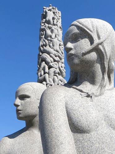 Unzählige Skulpturen flankieren den Obelisken