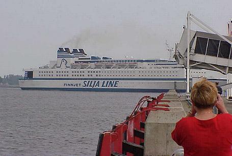 Vielbeachtet: der GTS Finnjet l�uft ein ...