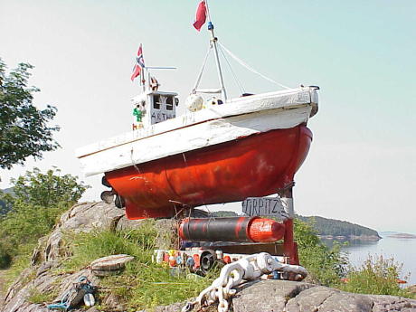 ... ein Angriff mit diesem Boot ... (Modell am Asenfjord)