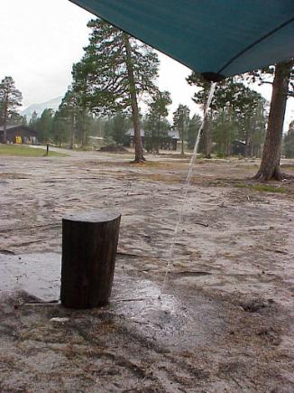 ... wenn es sch�ttet, sitzt man besser unter der Plane ...