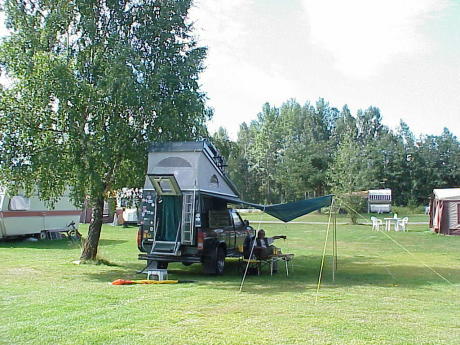 ... ein Fremdkrper steht in Campers Vorgarten ...