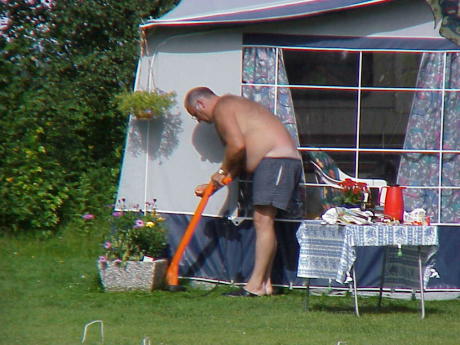 ... rasenmhende Camper-Karikatur ...