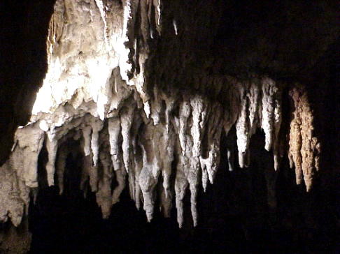 ... Tief in der Hhle fantastische Gebilde ...