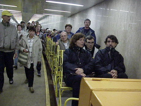 Auf geht´s zur unterirdischen Schnellbahnfahrt ... Auf geht´s zur unterirdischen Schnellbahnfahrt ...