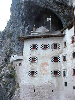 ... ein Gemuer im der Felswand ...