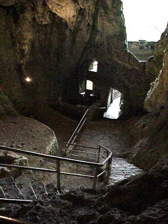 Ganz oben: Die alte Erasmus-Burg ...