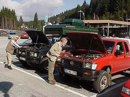 Nach dem Pass noch mal kurz einen prfenden Blick in den Motorraum ...