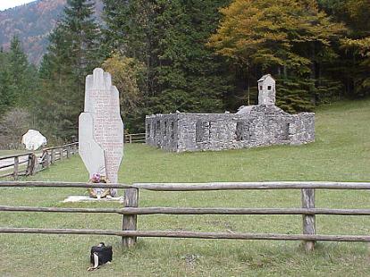 Mahnmale unheilvoller Geschichte am Wegesrand (Wegpunkt 14) ...