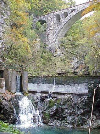 ... vorbei an verwunschenen Wasserfllen ...