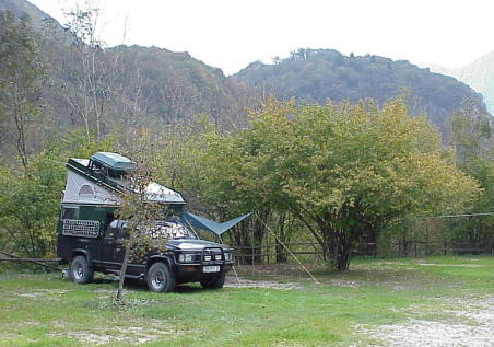 ... Kamp Koren Kobarid - hinter uns die Soca-Schlucht ...