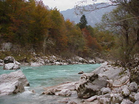 Direkt am Platz: Die Ufer der grnen Soca ...