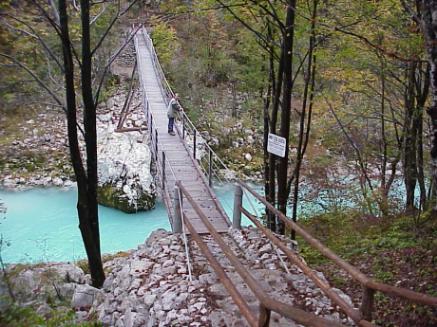 ... Redaktion auf der Stegbrcke - die Soca darunter hlt es aus!