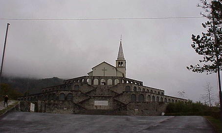 Dsteres Beinhaus mit italienischen Gebeinen ...