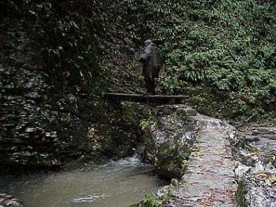 ... getarnter Redakteur auf dem Weg zu Sloweniens malerischstem Wasserfall ...
