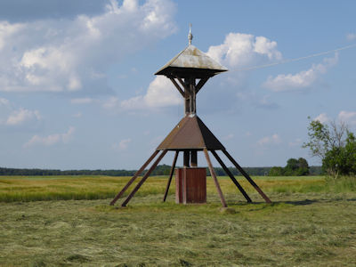 Glockenturm und altes Gutshaus ...