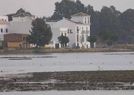 Lagune in El Rocio mit Hotel Toruno